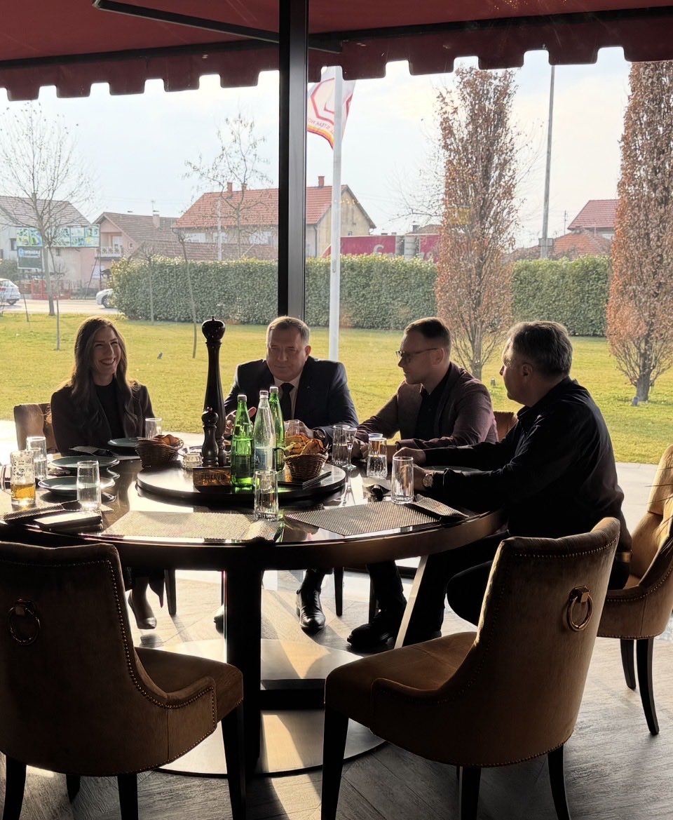 Понекад су кафа и кратка пауза довољни за размјену идеја и разговар о плановима. ☕

Данас у Бијељини, у друштву предсједника Милорада Додика и блиских сарадника.