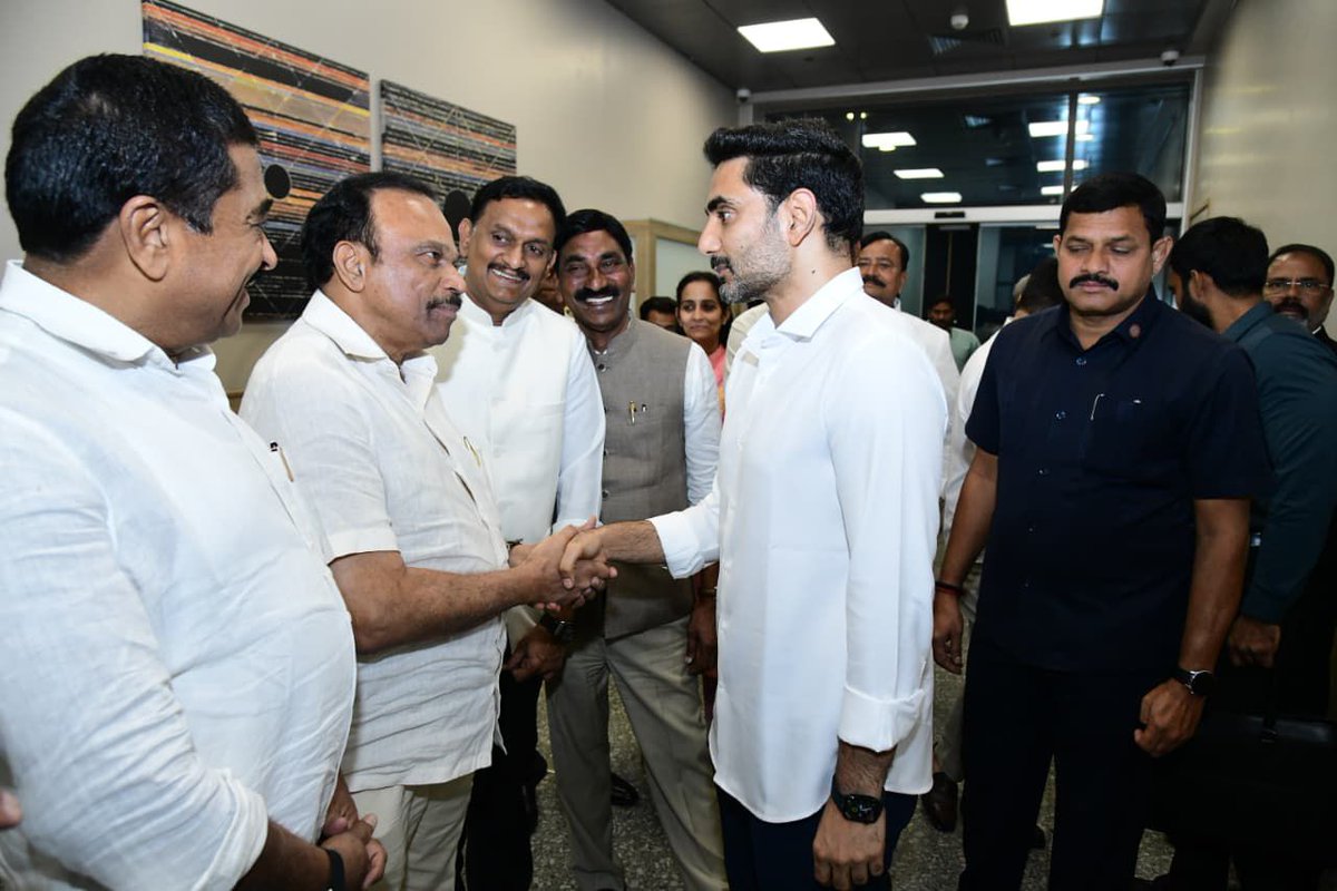 reddymagunta5's tweet photo. ఆంధ్ర ప్రదేశ్ రాష్ట్ర విద్యా శాఖామాత్యులు శ్రీ నారా లోకేష్ గారి ఢిల్లీ పర్యటనలో భాగంగా మర్యాదపూర్వకంగా కలిసిన ఒంగోలు పార్లమెంట్ సభ్యులు శ్రీ మాగుంట శ్రీనివాసులు రెడ్డి గారు మరియు ఇతర పార్లమెంట్ సభ్యులు.
#magunta #maguntasrinivasulureddy #tdp #JanaSenaParty #bjp #narachandrababunaidu #PawanKalyan #ongole #ongolemp #prakasam