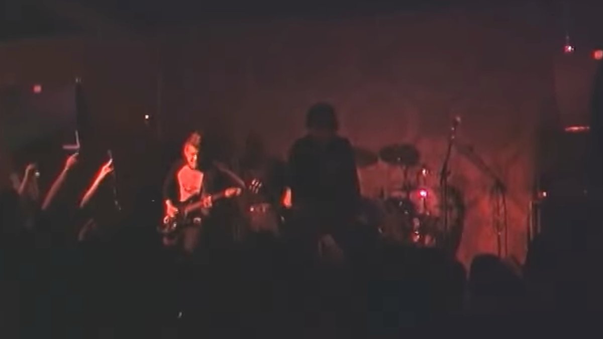 Footage has emerged of My Chemical Romance performing their track 'Drowning Lessons' way back in 2003 rocksound.tv/news/watch-my-…