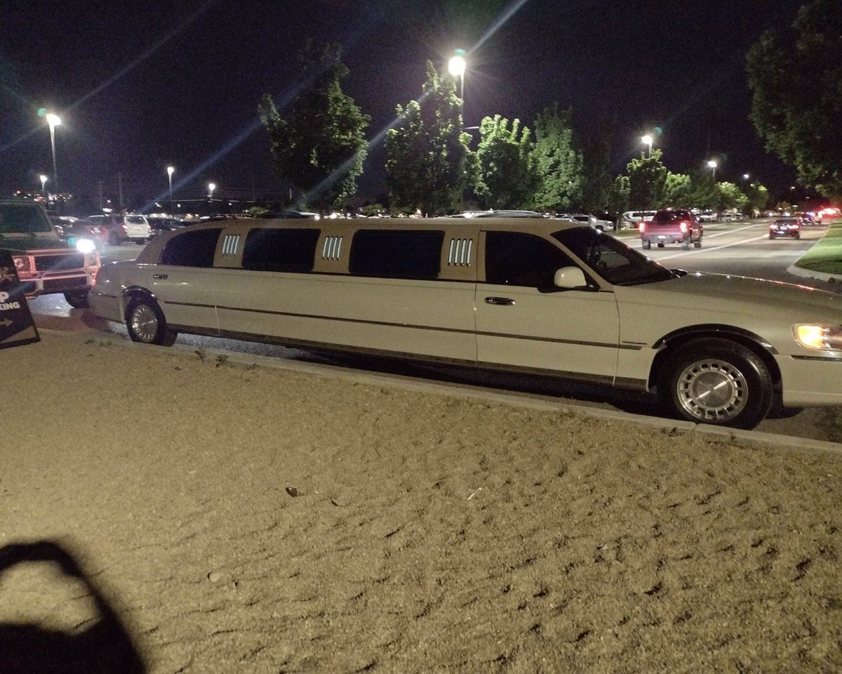 majestic_limo's tweet image. Need dependable prom transportation? We make it simple with punctual service and comfortable rides that keep the evening stress-free. Let us handle the travel so you can enjoy every moment! #PromTransportation 
meridianairportshuttle.com/about