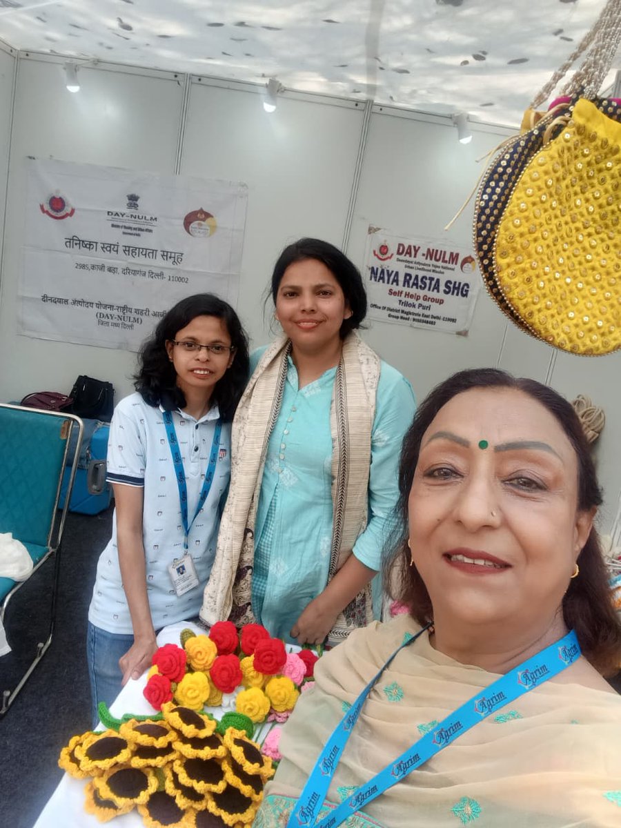AgrimTrust's tweet photo. आज अंतर्राष्ट्रीय महिला दिवस के पावन अवसर पर हमारी सामाजिक संस्था “अग्रिम ट्रस्ट” द्वारा जन कल्याण उ���्सव एवं स्वदेशी महोत्सव के अंतर्गत आयोजित महिला उद्यमी हाट में साबुन एवं साड़ी का स्टॉल बाबा खड्ग सिंह मार्ग, हनुमान मंदिर, कनॉट प्लेस, नई दिल्ली में लगाया गया।(1/3) https://t.co/8vCbCyweQk