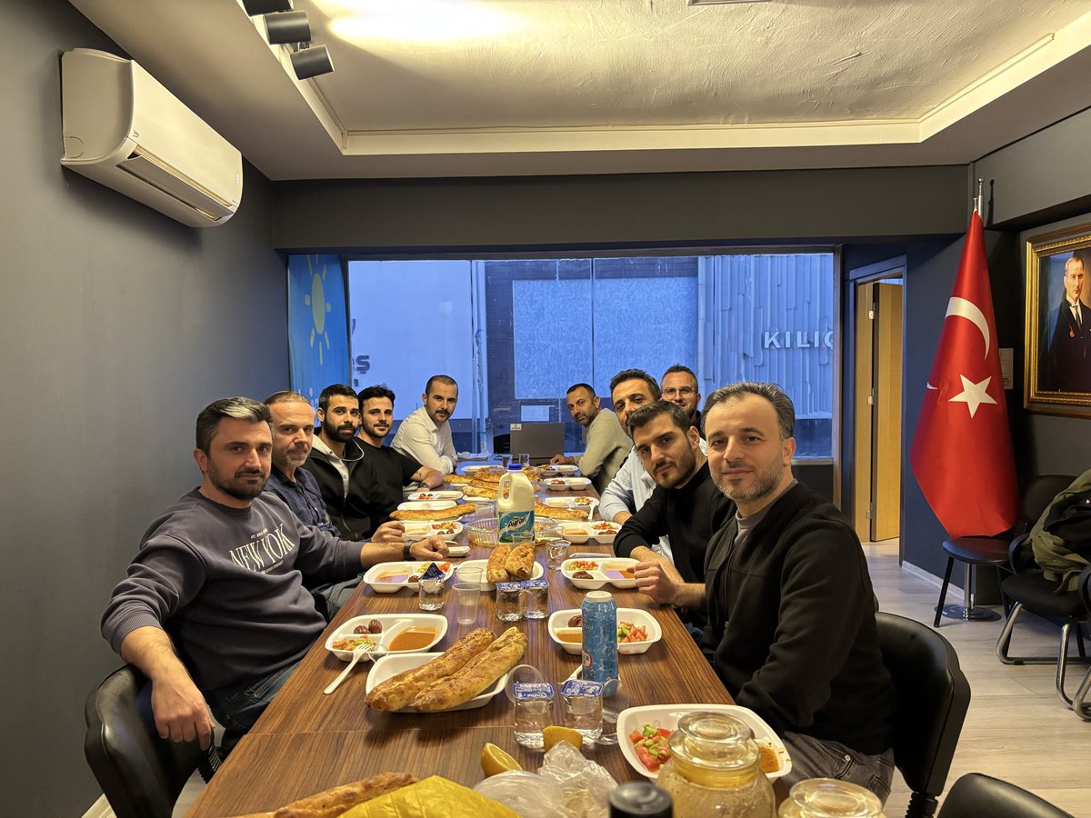 Ramazan ayının bereketini ve birlik ruhunu, ilçe yönetim kurulumuzla birlikte ilçe binamızda yaptığımız iftar programında paylaştık.
Aynı sofrada buluşmanın, dayanışmanın ve kardeşliğin kıymetini bir kez daha hissettik.
Rabbim tuttuğumuz oruçları kabul etsin.