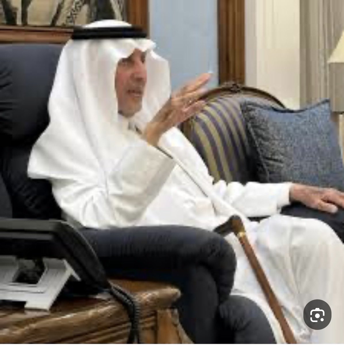 خالد الفيصل رمز من رموز الدولة والخليج، وقيمة أدبيّة وفكريُة بديعة، وشخصيّة فذّة قلّ أن يجود بمثلها الزمان.
اسأل الله أن يسبغ على سموّه الكريم ثياب الصحة والمسرّات