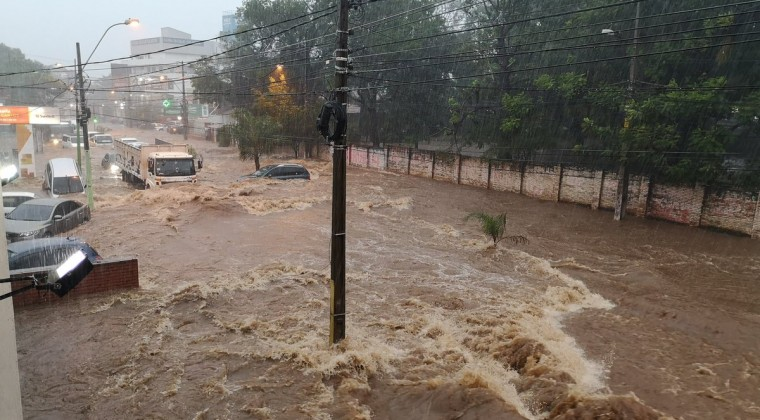 🌊🏙️Cuando llueve, el desarrollo se detiene: sector advierte que la falta de estructura limitan el crecimiento inmobiliario
📍Las recientes inundaciones en Asunción volvieron a exponer las debilidades estructurales de la infraestructura urbana.

forbes.com.py/macroeconomia/…