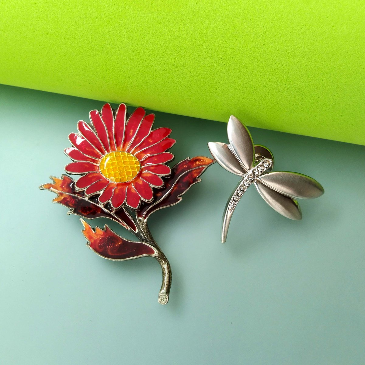 SoChicFinds's tweet photo. Vintage Brooches Set of 2: Enamel Flower and Rhinestone Dragonfly Pin https://t.co/fDmDpHeRT8 через @Etsy https://t.co/P5nxDeaonu