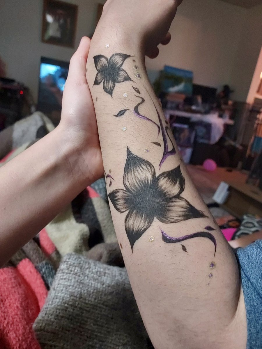 SunjadeStarfire's tweet photo. any who look what I drew on my bfs arm ^^ https://t.co/0SMSPvhLh7
