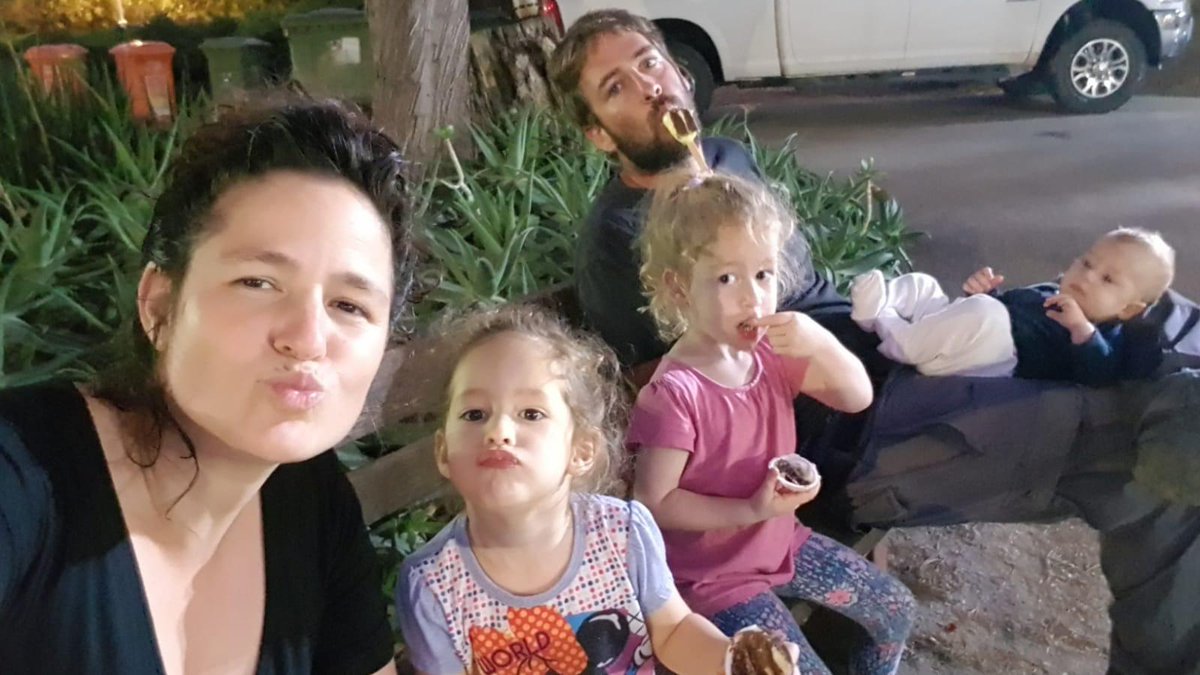 בי נשבעתי, כל יום תופיע כאן תמונה של משפחת סימן טוב קדם זכרם לברכה,
הענף שנכרת בעץ המשפחתי שלי. 
תמרי קדם בת דודתי,ג'ון בעלה, ארבל שחר ועומריקו המלאכים.
שהופקרו ונרצחו בניר עוז.

עד שממשלת המוות, מממנת החמאס, היהירה, המפקירה, המנותקת, המזופתת, המושחתת והאנטי ציונית תצא מחיינו.