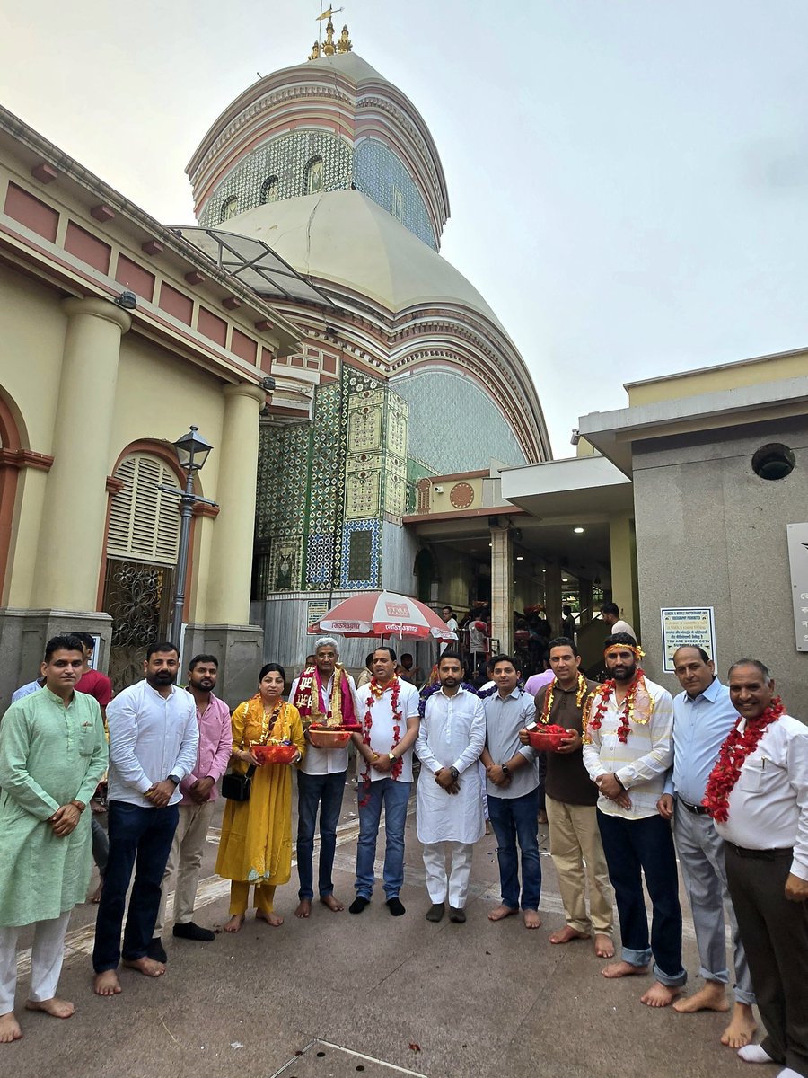 "कालीघाट काली माता मंदिर, कोलकाता में मां काली के भावतारिणी रूप की पूजा अर्चना कर आशीर्वाद प्राप्त किया। यह 51 शक्ति पीठों में से एक ऐतिहासिक मंदिर है, जहां माना जाता है कि सती का पैर का अंगूठा गिरा था। 
#कालीघाट #माकाली #शक्तिपीठ