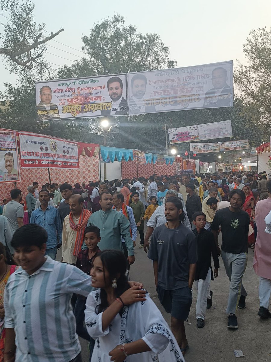 AAPUttarPradesh's tweet photo. कानपुर के ऐतिहासिक गंगा मेला मे आम आदमी पार्टी के कैंप से पदाधिकारियों के द्वारा जिले के विख्यात सरसैया घाट पर आये हुए सभी श्रद्धालुओं का स्वागत किया गया एवं गंगा मेला की शुभकामनाएं दी गई। https://t.co/SDXkTQNelz