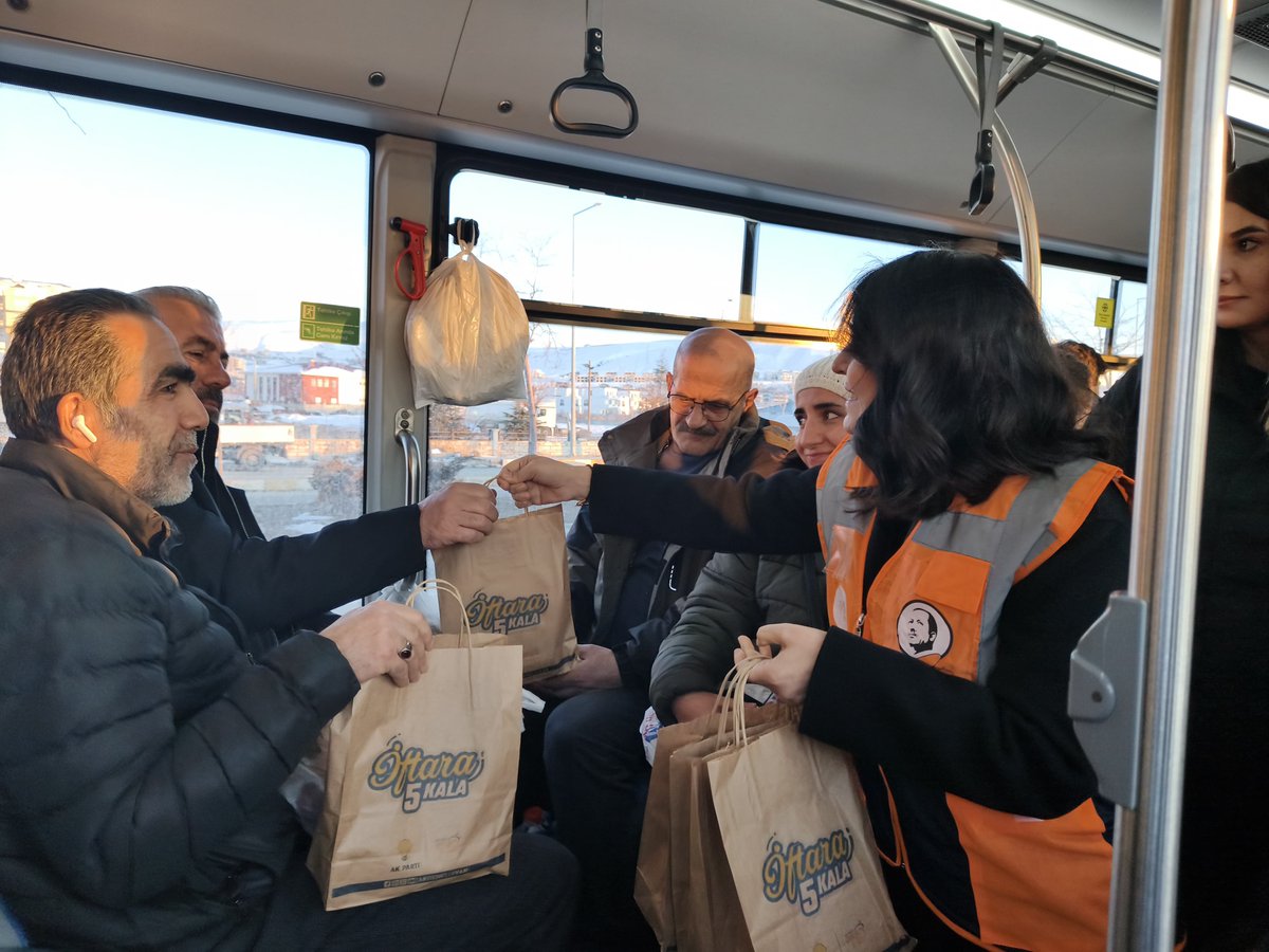 akgenclikvann's tweet photo. Genel Başkan Yardımcısı, Çevre ve Şehircilik Başkanımız Sevilay Tuncer’in katılımlarıyla “İftara 5 Kala” programımızı gerçekleştirdik.

Ramazan’ın bereketini paylaşarak iftara yetişemeyen vatandaşlarımıza ikramlarımızı ulaştırdık. 🤝🌙

@gultepeburak @sevilay_tuncerr @avyusufibis https://t.co/gxWEHSMkeV