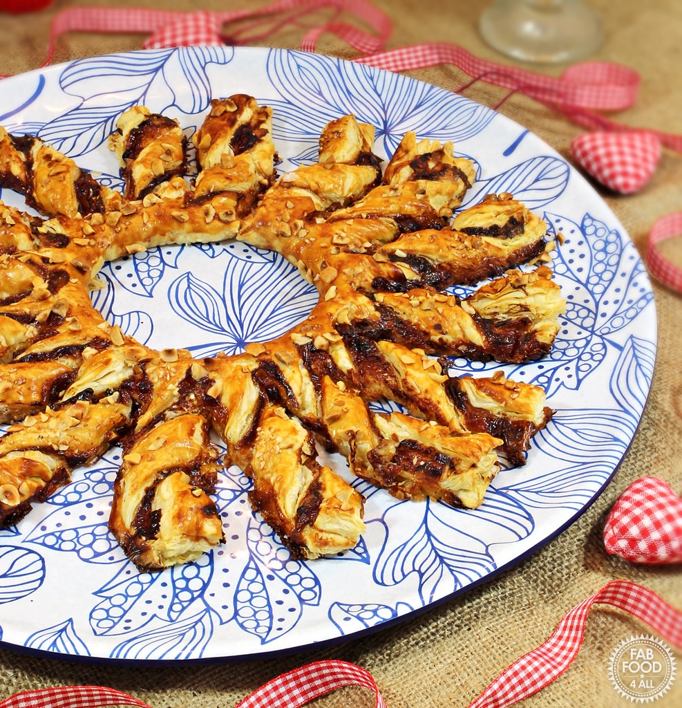 FabFood4All's tweet image. Brie &amp;amp; Cranberry Tear &amp;amp; Share Wreath makes the perfect centrepiece for any Christmas buffet. Think gourmet cheese straws! fabfood4all.co.uk/brie-cranberry…
#Buffet #Centrepiece #puffpastry #brie