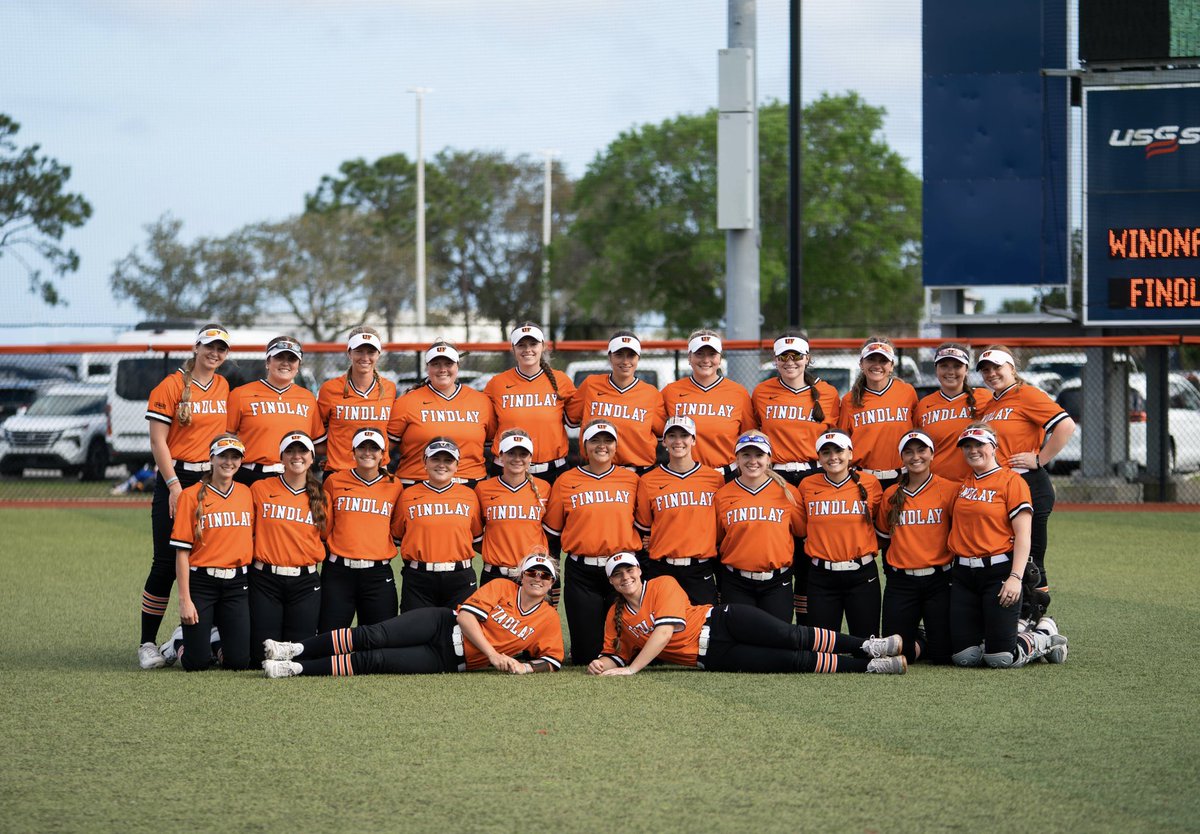 UFOilerSoftball's tweet photo. 📸 Team pic for FL
#GOILERS https://t.co/V3Dl4XDez4