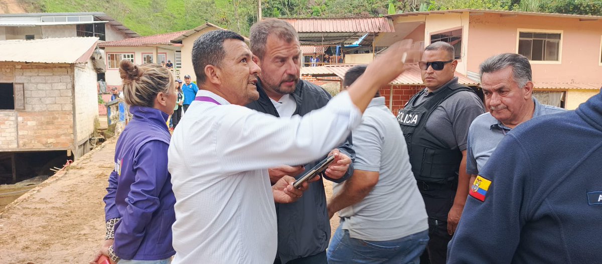 GoberElOro's tweet photo. 📌 Respuesta inmediata del Gobierno Nacional ante emergencia en Salvias. 🚨🇪🇨

El gdor. Francisco Minuche, se trasladó de inmediato a la parroquia Salvias, cantón Zaruma, para coordinar atención a familias afectadas por el desbordamiento del río.

@DanielNoboaOk
#ElNuevoEcuador https://t.co/z34WX9BGCX
