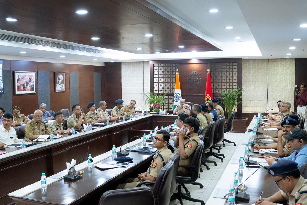 श्री राजीव कृष्ण, पुलिस महानिदेशक, उ0प्र0 द्वारा समस्त जनपदीय प्रभारियों के साथ ऑनलाइन माध्यम से आयोजित राज्यस्तरीय अपराध समीक्षा बैठक में जनशिकायतों के गुणवत्तापूर्ण निस्तारण, विवेचनाओं की गुणवत्ता एवं समयबद्धता, ज़ीरो फ़ैटलिटी डिस्ट्रिक्ट (ZFD) अभियान, यक्ष ऐप के प्रभावी उपयोग