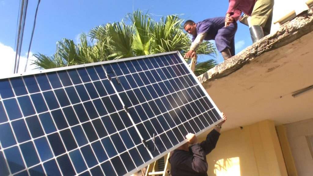Instalan paneles solares fotovoltaicos en funeraria del municipio de Minas, en Camagüey, para un mejor servicio. La incorporación de paneles solares en este municipio representa un avance importante en la mejora de los servicios funerarios.
