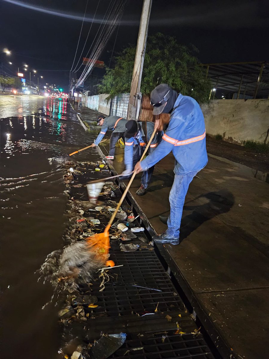 Mientras llueve, el team sigue trabajando💪🏻
Atención de parrillas pluviales🧹

¡Deposita la basura en su lugar! así evitamos que termine en las calles, canales y parrillas pluviales en temporada de lluvias. ☝🏻

#HermosilloCRECELimpio