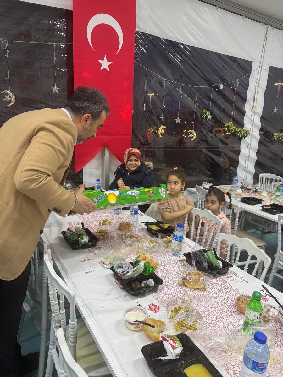 İl Başkanımız Sn. <a href="/hakanhanozcan/">Hakan Han ÖZCAN 🇹🇷</a>, Vakıflar Genel Müdürlüğümüz tarafından Bilkent Şehir Hastanesi’nde düzenlenen iftar çadırında hemşehrilerimizle bir araya geldi.

#MilletimizleYolumuzBir
#SevdamızdaBüyükDavamızda