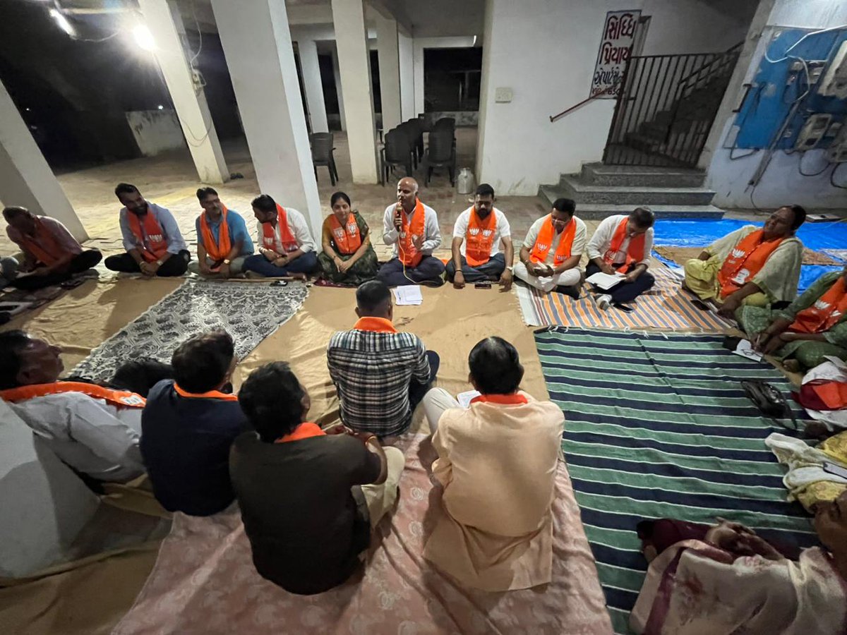 પરિવાર ભાવના અને અતૂટ સંગઠન શક્તિનું પ્રતીક એટલે એકસાથે બેસીને ભોજન લેવાની ભાજપની આ ઉમદા પરંપરા.

આજરોજ ગાંધીનગર સેક્ટર ૨૨ ખાતે સંગઠનના હોદ્દેદારો અને કાર્યકર્તાઓએ સાથે મળીને ભોજન ગ્રહણ કર્યું. 

આ તકે કાર્યકર્તાઓ સાથે સંવાદ કર્યો અને સંગઠનાત્મક વિષયો પર ચર્ચા-વિચારણા કરી.

આ