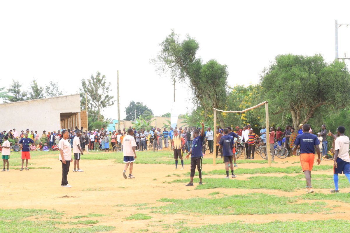 BugeseraDistr's tweet image. Iki gikorwa cyakozwe mu rwego rwo gukomeza ibikorwa by'ubukangurambaga bwo kwimakaza ihame ry'uburinganire, kwita ku muryango no kurengera umwana #GAD, Visi Meya @YImanishimwe  yasabye abaturage gukomeza kwita ku burere bw'abana no kubaka umuryango itekanye kandi ushoboye.