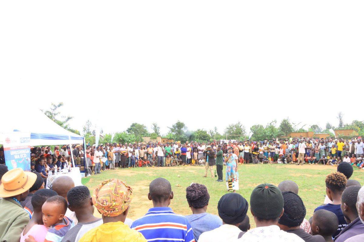 BugeseraDistr's tweet image. Iki gikorwa cyakozwe mu rwego rwo gukomeza ibikorwa by'ubukangurambaga bwo kwimakaza ihame ry'uburinganire, kwita ku muryango no kurengera umwana #GAD, Visi Meya @YImanishimwe  yasabye abaturage gukomeza kwita ku burere bw'abana no kubaka umuryango itekanye kandi ushoboye.