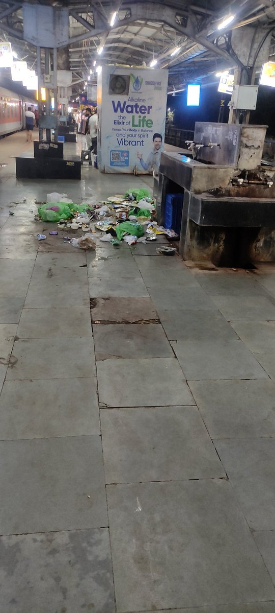 abhimuley's tweet photo. This is the reality of Mp's biggest railway junction Etarsi. Platform number 6 

@AshwiniVaishnaw @IRCTCofficial @DainikBhaskar @RailMinIndia https://t.co/d97k9Vadd3