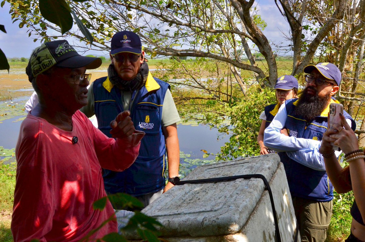 UNGRD's tweet photo. #UNGRDEnCórdoba

El director de la UNGRD, @CarlosCarrilloA, realizó un recorrido técnico en el predio La Leyenda (Córdoba) para evaluar un jarillón que interrumpe el flujo natural de la Ciénaga Grande de Lorica.

En cumplimiento de las instrucciones del presidente @petrogustavo y del Decreto 0174 de 2026, la UNGRD realizará modelaciones hidráulicas y entregará recomendaciones técnicas para que la ANT tome decisiones sobre estas intervenciones.

El objetivo es restablecer el drenaje natural del sistema hídrico, reducir el riesgo de inundaciones y priorizar la seguridad de las comunidades.