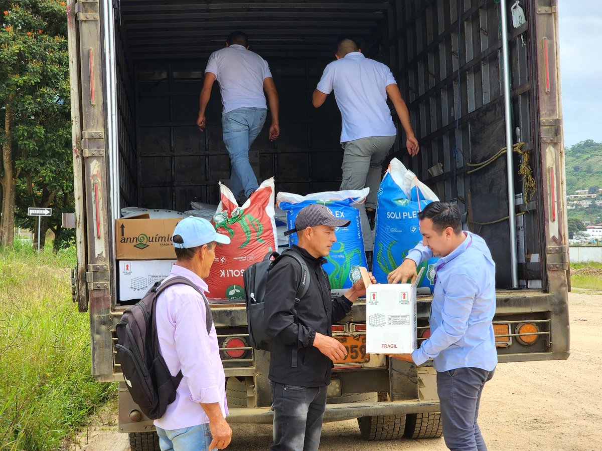 goberzamora's tweet photo. #EnTerritorio | La Gobernación continúa su labor cercana a la ciudadanía.
✅ En #Chinchipe, el Jefe Político Taylor Cabrera y el MAG, entregó abonos y otros insumos agrícolas mediante paquetes subsidiados a 35 productores de café y cacao. https://t.co/2D18O1C37H