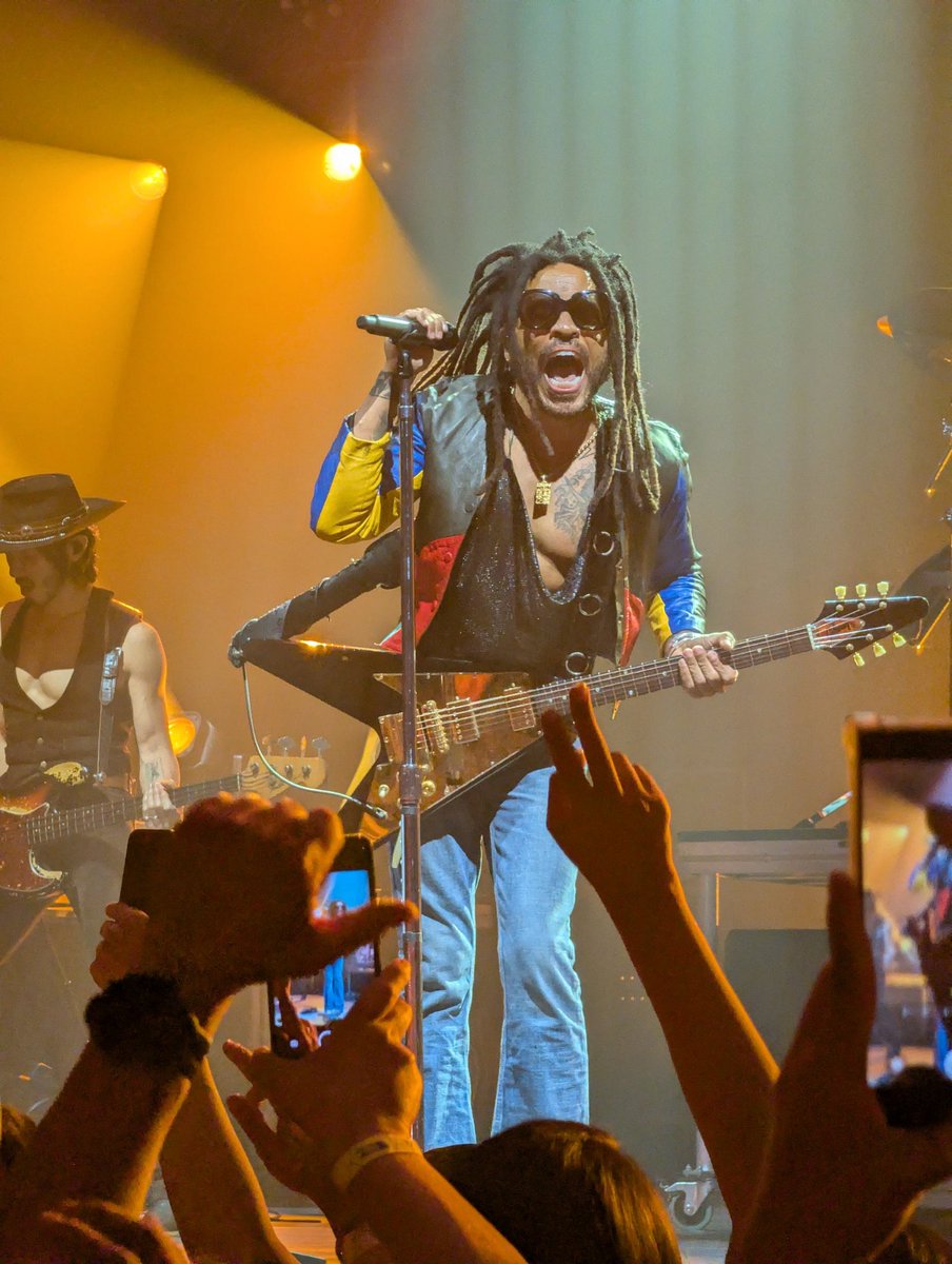 lfmoreno21's tweet photo. Gran show de @LennyKravitz en Guadalajara https://t.co/ASSLBgvUBj