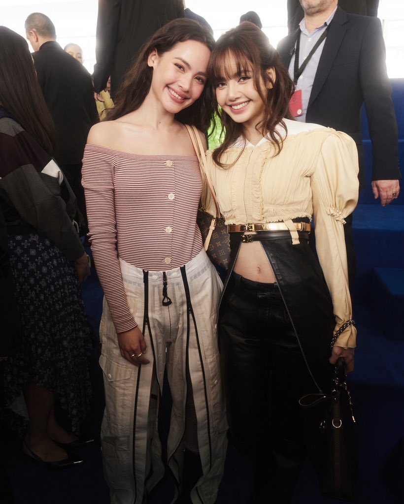 เฟรมกาสะลองซ้องปีบมาแล้วว ลิซ่าญาญ่าคือ หน้าคล้ายกัน ยิ้มคล้ายกัน เสียงยังคล้ายกันอีก😂 แล้วเป็นLVแฟมเหมือนกัน โคตรจะเริ่ดดด