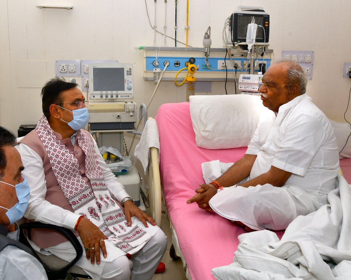 BhajanlalBjp's tweet photo. आज सवाई मानसिंह अस्पताल पहुंचकर प्रदेश के माननीय राज्यपाल श्री हरिभाऊ किसनराव बागडे जी से भेंट कर उनका कुशलक्षेम जाना।

प्रभु श्री राम से आपके शीघ्र स्वस्थ होने की कामना करता हूं।

@LokBhavanJaipur https://t.co/xult3EJFhl