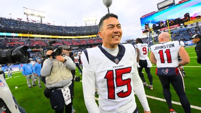 The #Texans have agreed to a two-year, $13 million contract extension with Ka’imi Fairbairn, making him the highest-paid kicker in the NFL, sources tell me and <a href="/RapSheet/">Ian Rapoport</a>.
