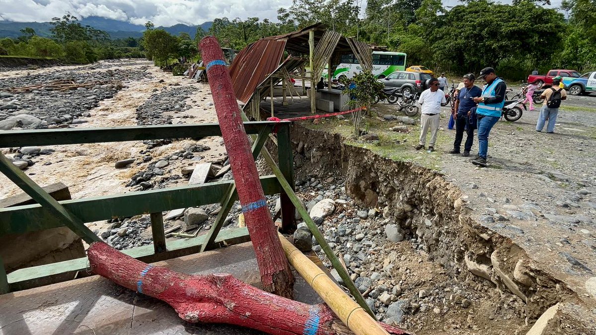 📍Naranjal | ¡Atención! Respuesta inmediata ante la emergencia en el puente del río Paují 🚨

Debido a las fuertes lluvias, el incremento del caudal del río ha debilitado los muros de ala del puente metálico que conecta los recintos Playa Seca y Paují. Ante el socavón detectado