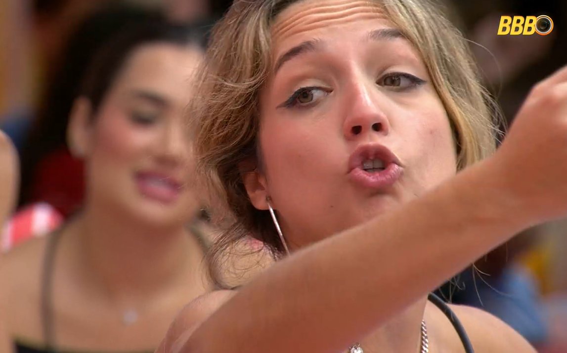 natolea__'s tweet photo. Samira rindo  falando que foge sim de paredão "fujo do serasa, fujo do moço que eu alugo o ape... fujo de tudo..." #bbb26 https://t.co/zyzBLZpsBF