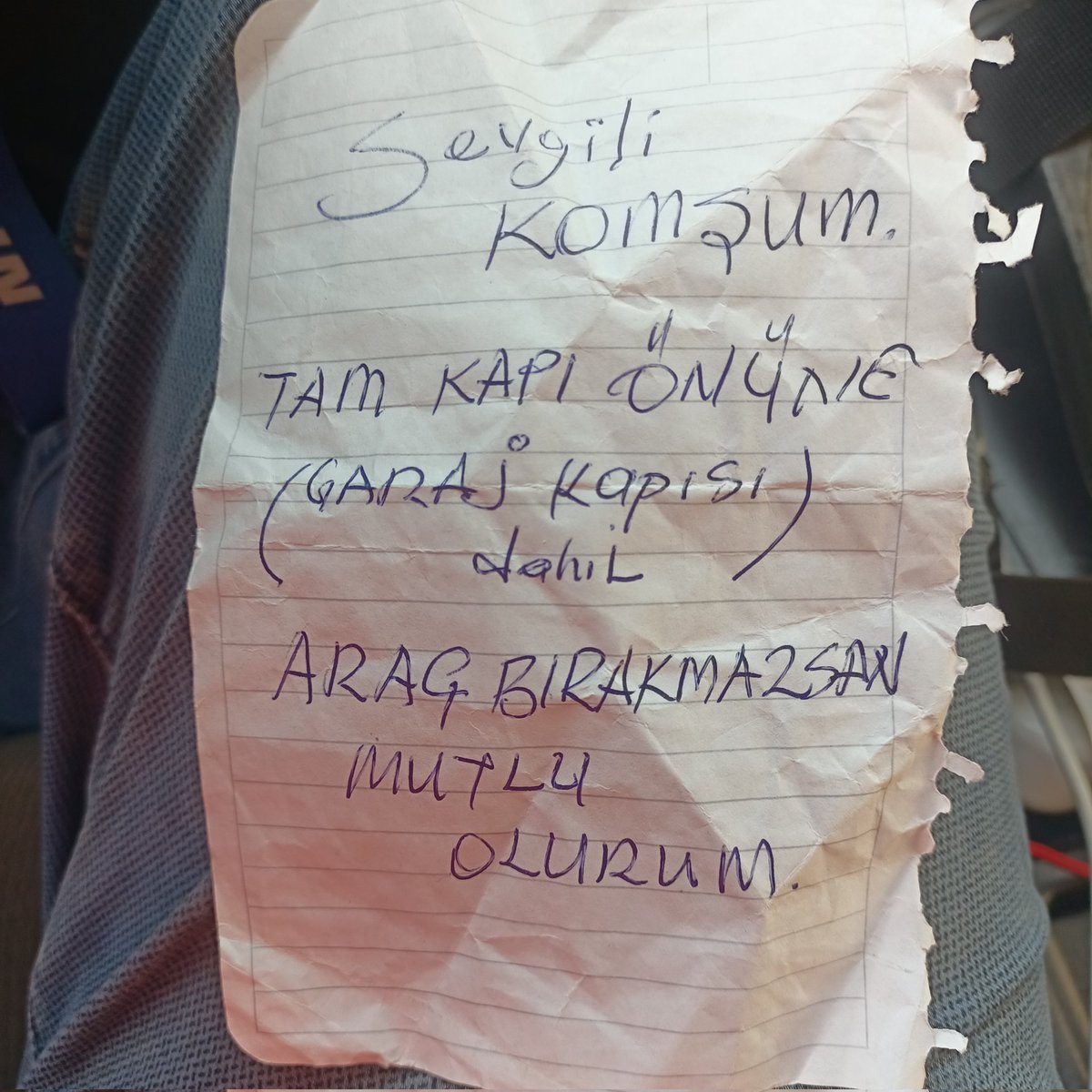 MEOZEN17's tweet photo. ...kim olduğunu bilmediğim bir mahalle sakini komşum ile yazışmamız. (Aracının sileceğine not bıraktım, o da  cevaplayıp bahçe kapısına iliştirilmiş).hatıralarda kalsın..
#yenice #komşu #otopark https://t.co/88PyKZizQT