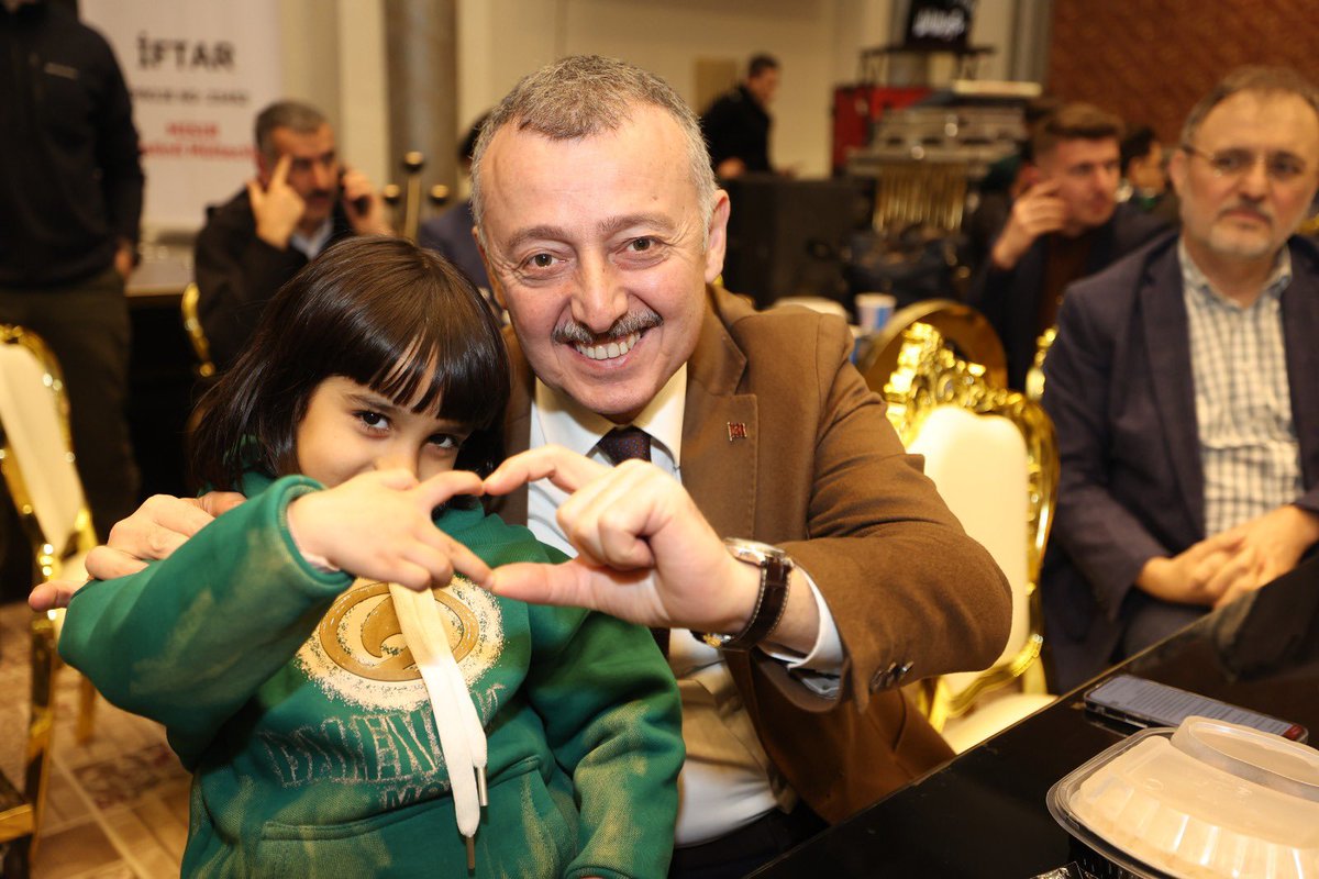 tahirbuyukakin's tweet photo. Bugün orucumuzu Filistinli kardeşlerimizle birlikte açtık. Zulmün ayırdığı hayatları, kardeşliğin bereketiyle sarmaya çalıştık. Aynı sofrada paylaşılan bir lokmanın, edilen bir duanın ve kurulan bir gönül bağının ne kadar kıymetli olduğunu bir kez daha gördük.

İnanıyoruz ki; kardeşlik, zulmün kurduğu tüm duvarlardan daha güçlüdür. Rabbim bu sofradaki dualar hürmetine başta Gazze olmak üzere tüm mazlumlara selamet, sabır ve kurtuluş nasip eylesin.