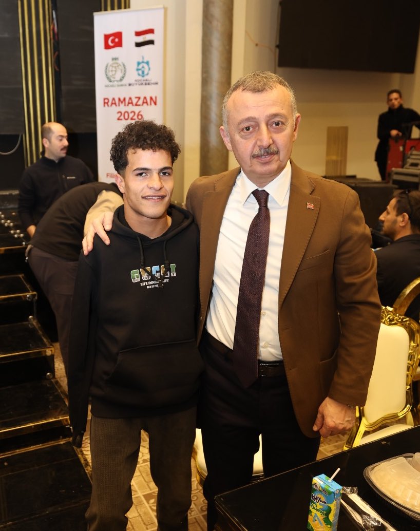 tahirbuyukakin's tweet photo. Bugün orucumuzu Filistinli kardeşlerimizle birlikte açtık. Zulmün ayırdığı hayatları, kardeşliğin bereketiyle sarmaya çalıştık. Aynı sofrada paylaşılan bir lokmanın, edilen bir duanın ve kurulan bir gönül bağının ne kadar kıymetli olduğunu bir kez daha gördük.

İnanıyoruz ki; kardeşlik, zulmün kurduğu tüm duvarlardan daha güçlüdür. Rabbim bu sofradaki dualar hürmetine başta Gazze olmak üzere tüm mazlumlara selamet, sabır ve kurtuluş nasip eylesin.
