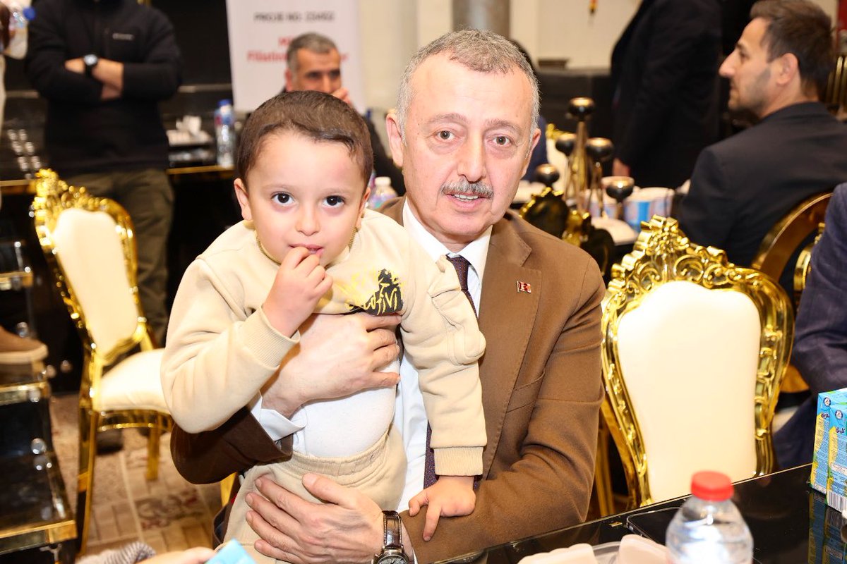 tahirbuyukakin's tweet photo. Bugün orucumuzu Filistinli kardeşlerimizle birlikte açtık. Zulmün ayırdığı hayatları, kardeşliğin bereketiyle sarmaya çalıştık. Aynı sofrada paylaşılan bir lokmanın, edilen bir duanın ve kurulan bir gönül bağının ne kadar kıymetli olduğunu bir kez daha gördük.

İnanıyoruz ki; kardeşlik, zulmün kurduğu tüm duvarlardan daha güçlüdür. Rabbim bu sofradaki dualar hürmetine başta Gazze olmak üzere tüm mazlumlara selamet, sabır ve kurtuluş nasip eylesin.