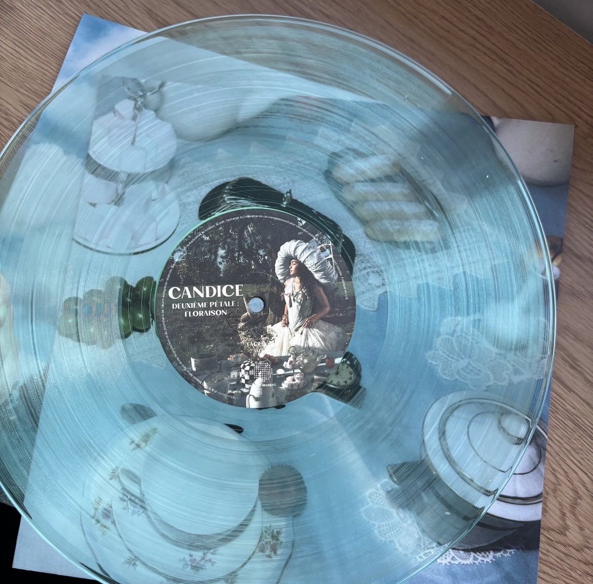 Et ce n'est même pas tout.
Candice a aussi sorti des titres bonus uniquement sur vinyle, comme : 
-« Amour Fragile » 
-« Promets-Moi »
-« Porte Ouverte »
Une vraie attention pour les fans et pour l'objet musical.