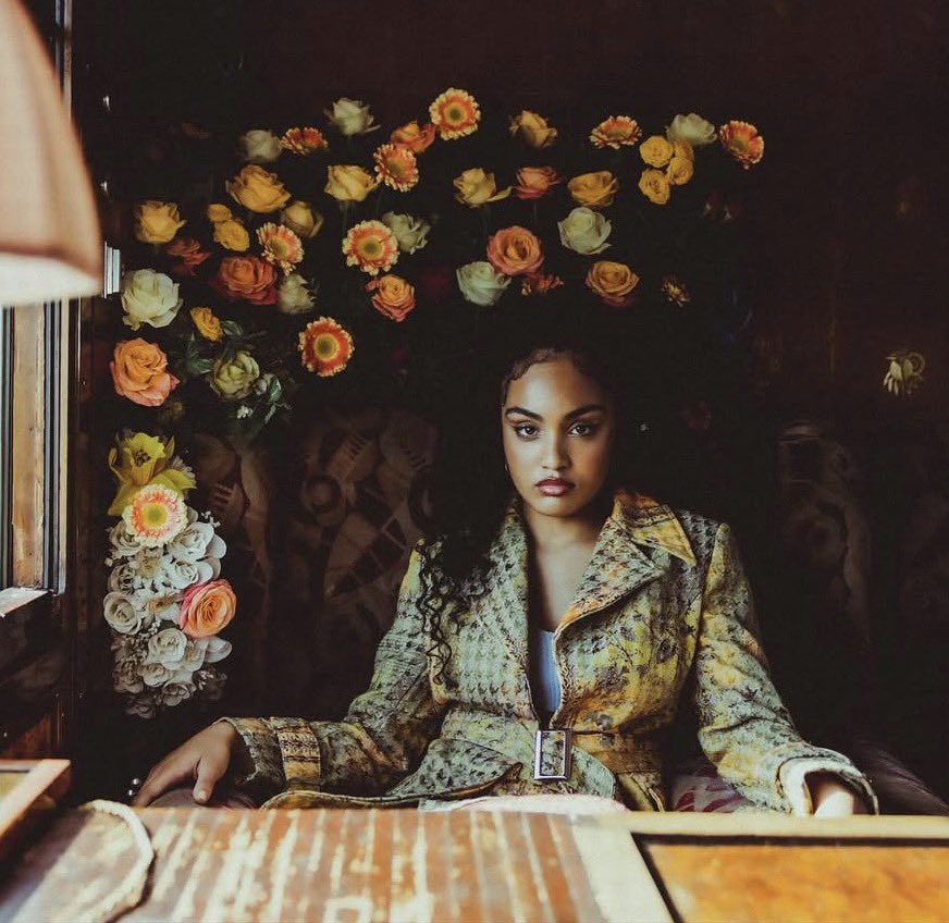 Si on résume son année 2025 c’est:

-3 EPs
-21 chansons officielles
-5 clips officiels 
-1 live performance
-5 capsules musicales
-3 titres exclusifs vinyle
-1 premier concert

Tout ça en seulement un an.