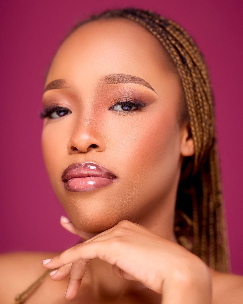Manassrex's tweet image. BEAUTY PORTRAIT 
Le détail fait la perfection.
.
#BeautyPhotography #MakeupInspo, #GlowUp #BraidsGang