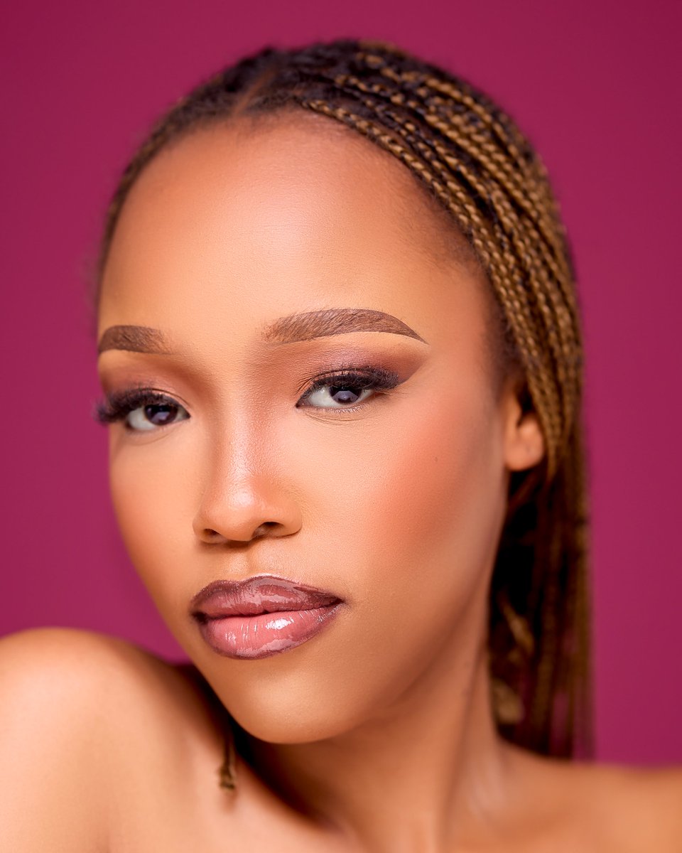 Manassrex's tweet image. BEAUTY PORTRAIT 
Le détail fait la perfection.
.
#BeautyPhotography #MakeupInspo, #GlowUp #BraidsGang