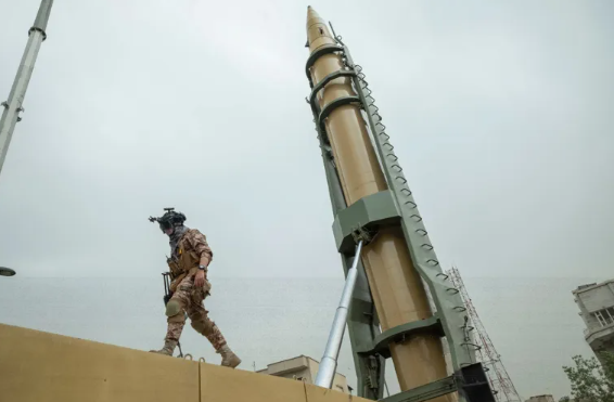 إيران تطلق صواريخ "ثقيلة ودقيقة" وتتحدث عن بنك أهداف يفوق قدرات واشنطن 