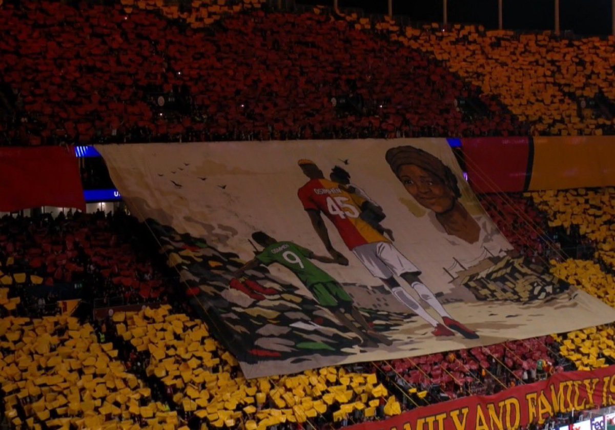 FAMerkezi's tweet photo. Galatasaray tribünleri, Victor Osimhen için koreografi yaptı. https://t.co/Dni8htRxJT