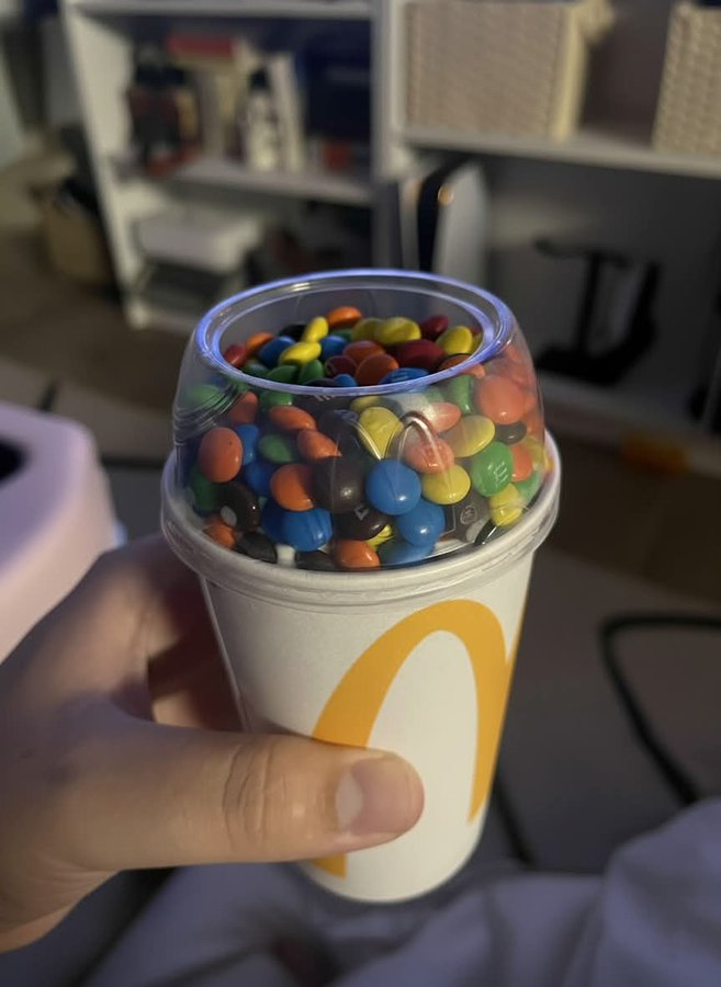 Hoy fui al autoservicio de McDonald's con mi hijo.

Pedimos comida… y un helado.

Cuando me lo entregaron, le di el cono y, como hacen muchos padres, le di un mordisco a la parte de arriba.

El chico del drive-thru se rió.

Le dije:
“Impuestos”. 🤷‍♂️

Mientras pagábamos me