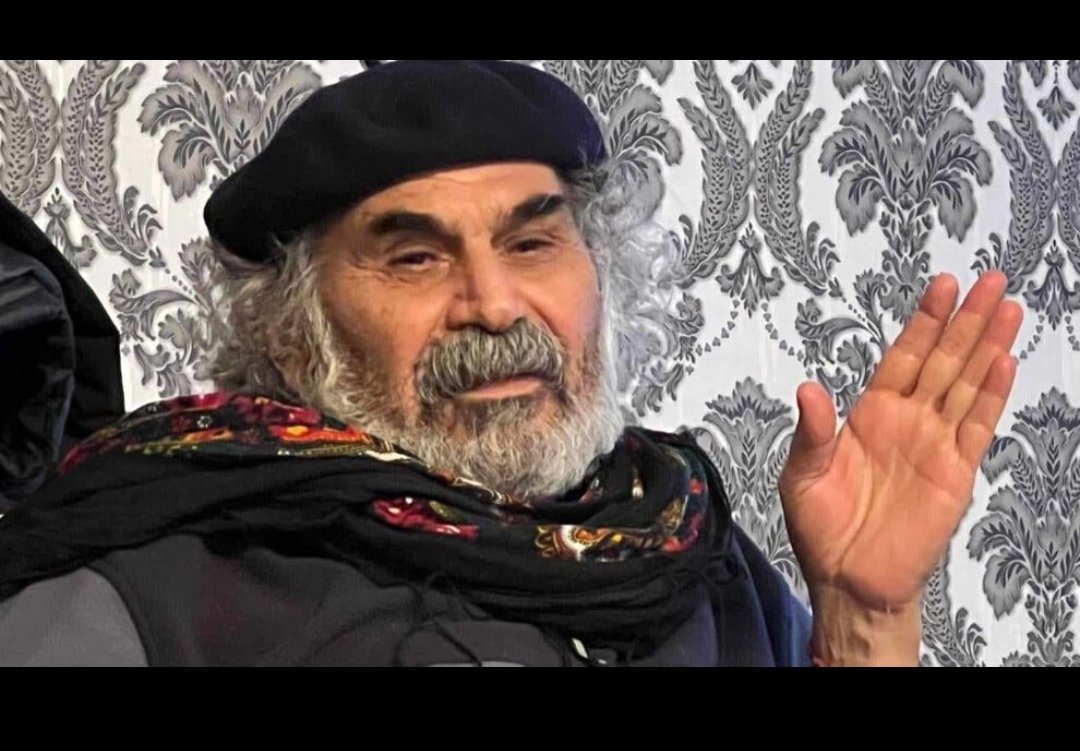 RogerAcun's tweet photo. "Lê tu çûyî
li pey te
rûpelên bindestîyê spî man
li pey te
peyamên me tengezar û bêxwedî man
li pey te
helbestên me bê nîşan û bê gilî man
li pey te
payîzên me bê bûk û bê kezî man
li pey te
daristana dozê bê başok û şengebî man
lê tu çûyî Şêxê mino!!!"
#EhmedHuseynî https://t.co/tkOpr3Mi2m