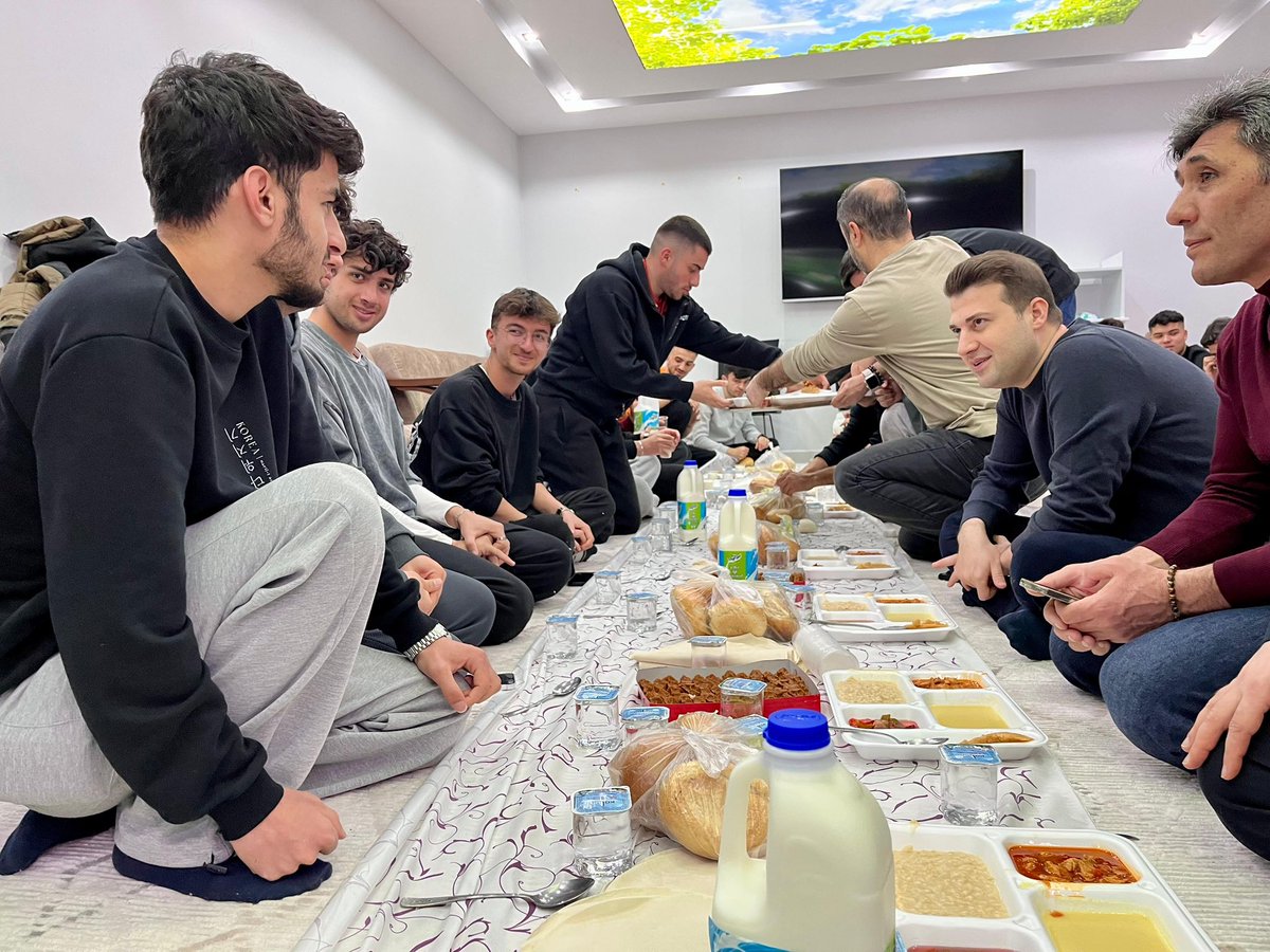 fatihcidiroglu's tweet photo. 📍#Çivril Diyanet Gençlik Merkezi’nde üniversiteli gençlerimizle birlikte iftar programında bir araya gelerek oruçlarımızı açtık.
Allah tuttuğumuz oruçları kabul etsin.
Hayırlı #Ramazanlar 🌙 https://t.co/kURu01odSD