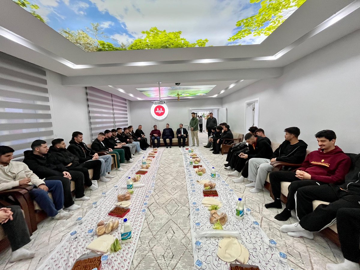 fatihcidiroglu's tweet photo. 📍#Çivril Diyanet Gençlik Merkezi’nde üniversiteli gençlerimizle birlikte iftar programında bir araya gelerek oruçlarımızı açtık.
Allah tuttuğumuz oruçları kabul etsin.
Hayırlı #Ramazanlar 🌙 https://t.co/kURu01odSD