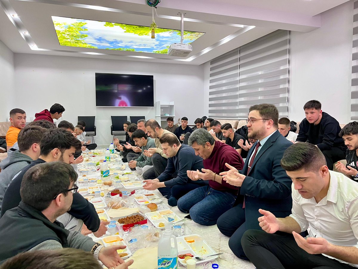 fatihcidiroglu's tweet photo. 📍#Çivril Diyanet Gençlik Merkezi’nde üniversiteli gençlerimizle birlikte iftar programında bir araya gelerek oruçlarımızı açtık.
Allah tuttuğumuz oruçları kabul etsin.
Hayırlı #Ramazanlar 🌙 https://t.co/kURu01odSD