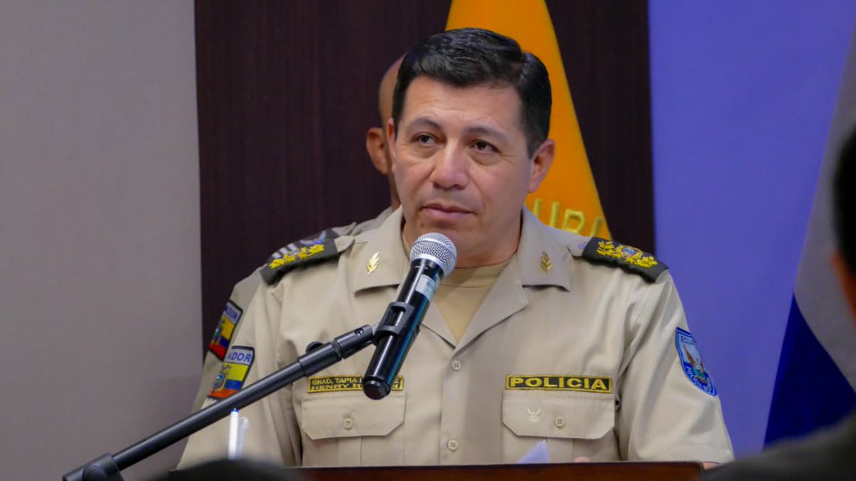 PoliciaEcuador's tweet photo. En su intervención, el #GraDHenryTapia, #DGSCOP, destacó esta iniciativa de #PolicíaEcuador como un compromiso permanente con la comunidad y con la construcción de espacios seguros de convivencia. En ese sentido, señaló que la seguridad no se construye únicamente desde la acción operativa, sino también desde el encuentro con la ciudadanía, la generación de confianza y el trabajo conjunto.
Además, indicó que esta edición de la competencia ciclística tiene un significado especial, ya que se realiza en el marco de una fecha histórica para la Institución: los 180 años de institucionalización y los #88AñosDeProfesionalizaciónEc de la Policía Nacional del #Ecuador. En este contexto, también resaltó la destacada trayectoria del Club de Ciclismo ESPOLI, un equipo que, a lo largo de los años, ha representado con orgullo a la Institución y al país.
#ServirYProtegerConFirmeza