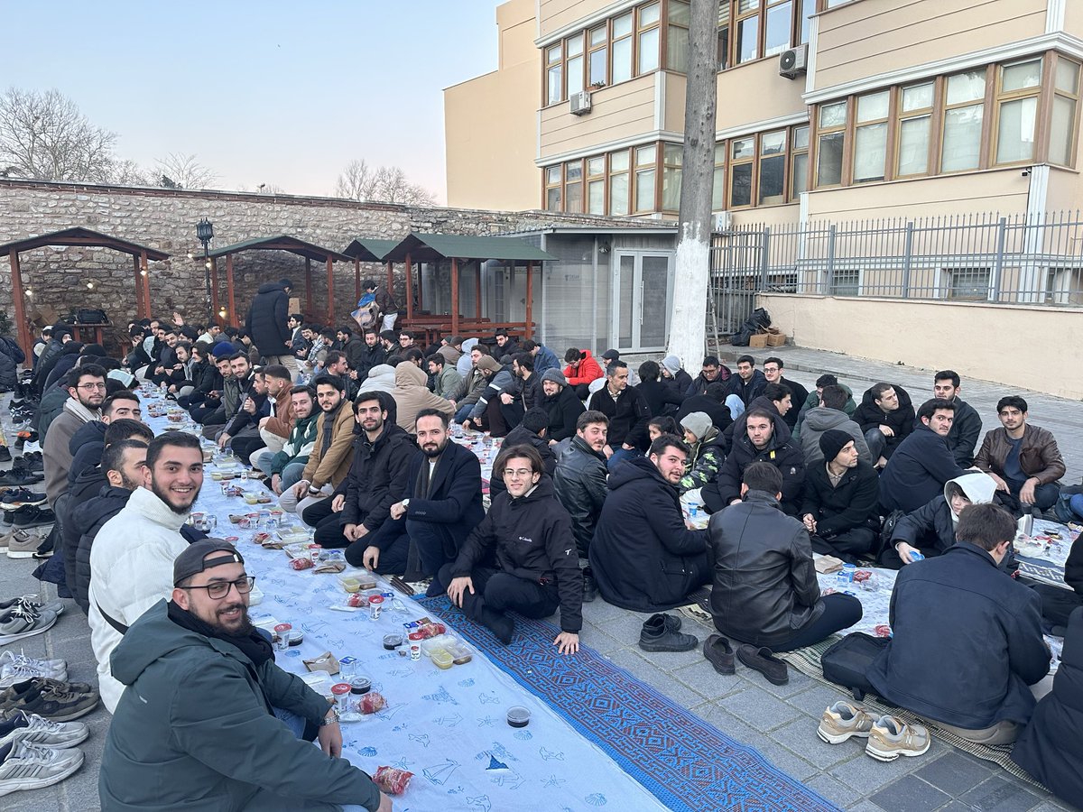 celil_mustafa's tweet photo. İstanbul Üniversitesi İlahiyat Fakültesi öğrenci kulüplerinin organize ettiği öğrenci iftarımız https://t.co/dvwYiX3O8Q